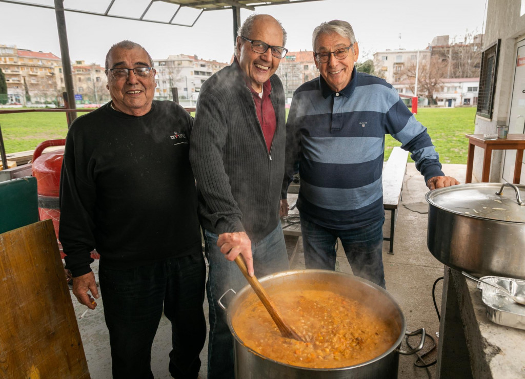 &lt;p&gt;Ranko Armanda, Ile Bjelanović i Rade Piplović kuhaju marendu za svih na proslavi 50 godina veteranskog kluba&lt;/p&gt;
