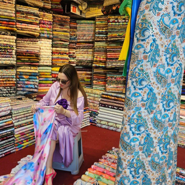 &lt;p&gt;Tekstil u Dubaiju uglavnom je orijentiran na svilu i saten, materijale koji najbolje grle tijelo, a usput hlade i pružaju ne samo udobnost već su i estetski nenadmašni&lt;/p&gt;