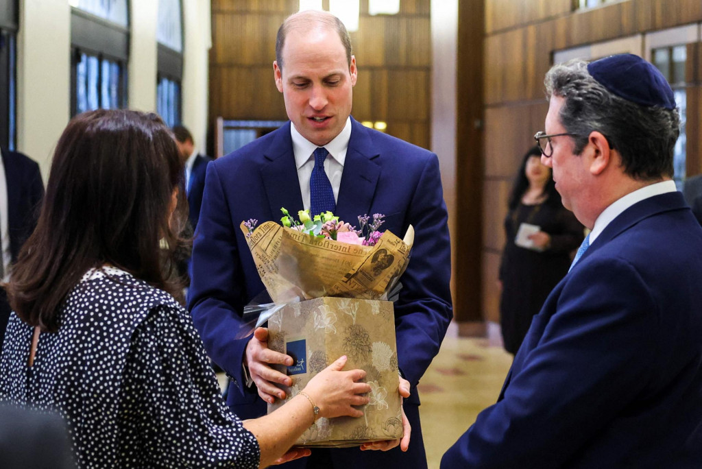 &lt;p&gt;Princ William preuzeo je buket cvijeća namijenjen njegovoj supruzi&lt;/p&gt;