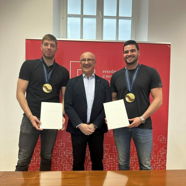 &lt;p&gt;Zlatnim vaterpolistima Marku Žuveli i Filipu Kržiću dodijeljena priznanja Sveučilišta u Dubrovniku&lt;/p&gt;