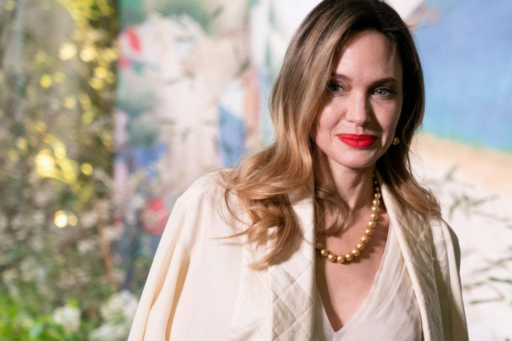&lt;p&gt;Angelina Jolie pri dolasku na večeru u Bijelu kuću u travnju 2023. godine&lt;/p&gt;