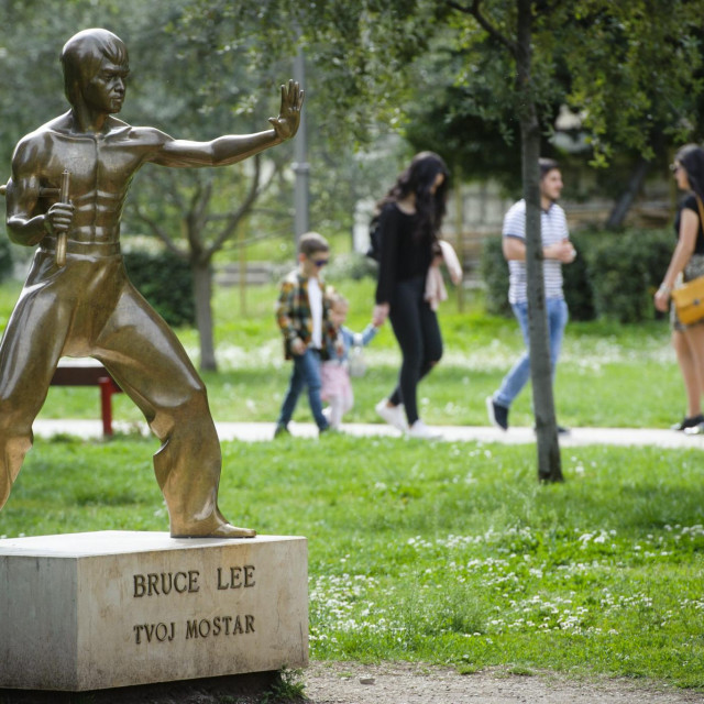 &lt;p&gt;Kip Bruceu Leeju godinama je mirno stajao u mostarskom gradskom parku&lt;/p&gt;