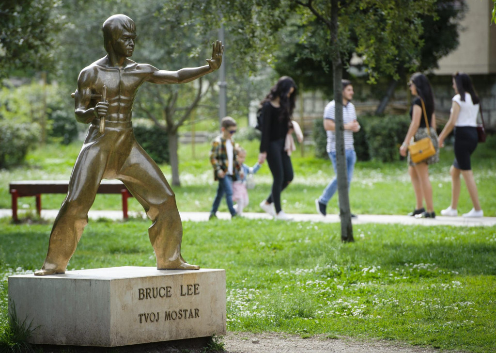 &lt;p&gt;Kip Bruceu Leeju godinama je mirno stajao u mostarskom gradskom parku&lt;/p&gt;
