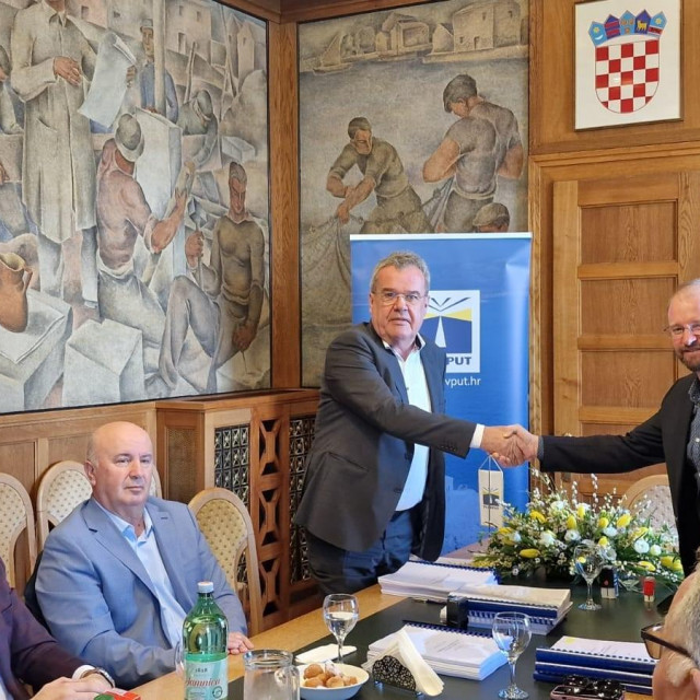 &lt;p&gt;Direktor ‘Plovputa‘ Mate Perišić i direktor tvrtke ‘Pakleni otoci‘ Luka Colnago potpisali su ugovor o gradnji brodice&lt;/p&gt;
