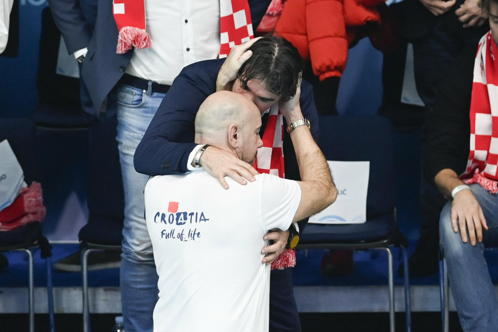 &lt;p&gt;Zlatko Dalić ljubi Ivicu Tucka nakon prvenstvene vaterpolo utakmice&lt;/p&gt;
