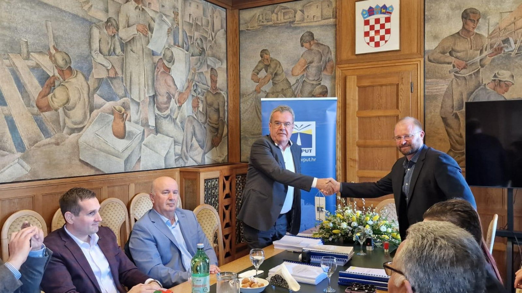 &lt;p&gt;Direktor ‘Plovputa‘ Mate Perišić i direktor tvrtke ‘Pakleni otoci‘ Luka Colnago potpisali su ugovor o gradnji brodice&lt;/p&gt;