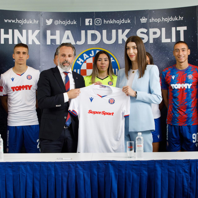 &lt;p&gt;HNK Hajduk dobio je svoju žensku ekipu, u Bijelom salonu potpisan je ugovor o poslovno-tehničkoj suradnji sa ŽNK Marjan, koji će promijeniti ime i postati ŽNK Hajduk. Ugovor su potpisali predsjednik Uprave HNK Hajduk Lukša Jakobušić i predsjednica ŽNK Marjan Matea Bešlić.&lt;/p&gt;