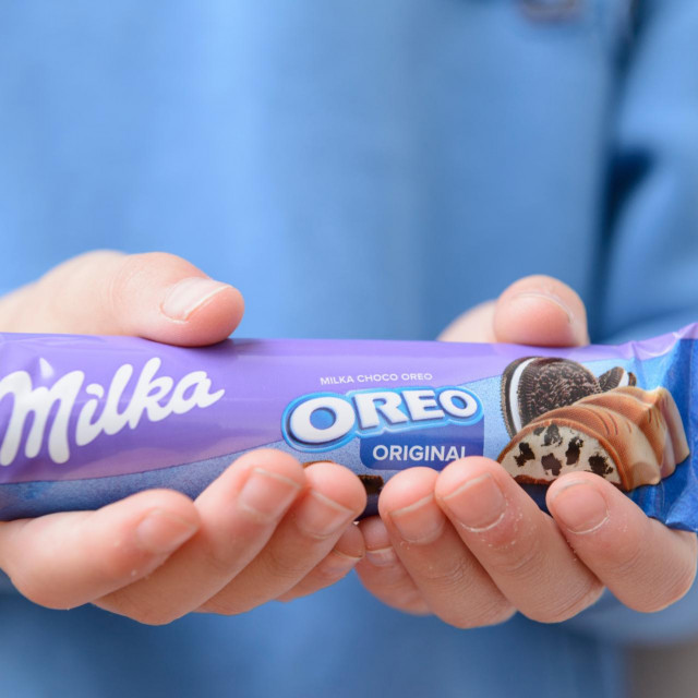 &lt;p&gt;Arahal. Seville. Spain. March 18, 2023. Close-up of a child‘s hands holding a candy bar from the brand Milka Oreo. Excessive consumption of sugar can have negative consequences on children‘s health.&lt;/p&gt;