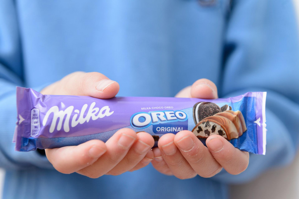 &lt;p&gt;Arahal. Seville. Spain. March 18, 2023. Close-up of a child‘s hands holding a candy bar from the brand Milka Oreo. Excessive consumption of sugar can have negative consequences on children‘s health.&lt;/p&gt;