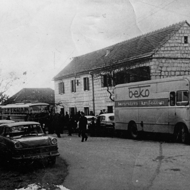 &lt;p&gt;Fotografija gostionice ‘Kod Madunića‘ s drevnim voznim parkom i starim autobusom kao iz filmske ‘Firme Krstić‘&lt;br&gt;
 &lt;/p&gt;