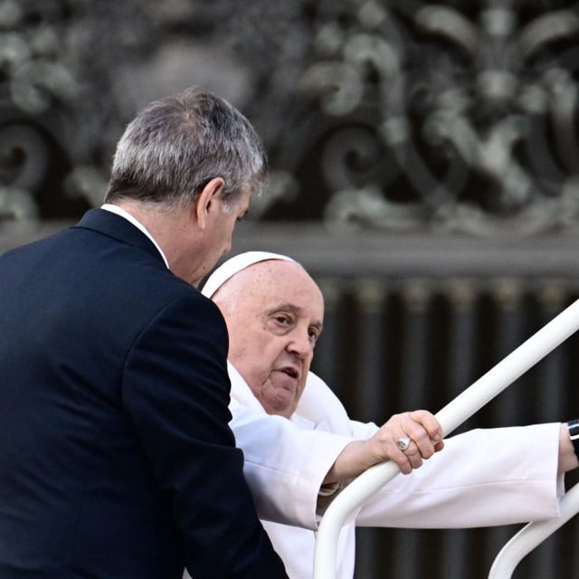 &lt;p&gt;Nažalost, papi Franji nisu pomogli ni rukohvati&lt;/p&gt;