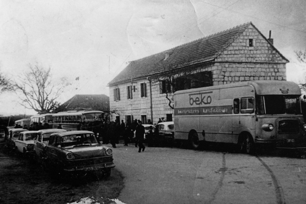 &lt;p&gt;Fotografija gostionice ‘Kod Madunića‘ s drevnim voznim parkom i starim autobusom kao iz filmske ‘Firme Krstić‘&lt;br&gt;
 &lt;/p&gt;