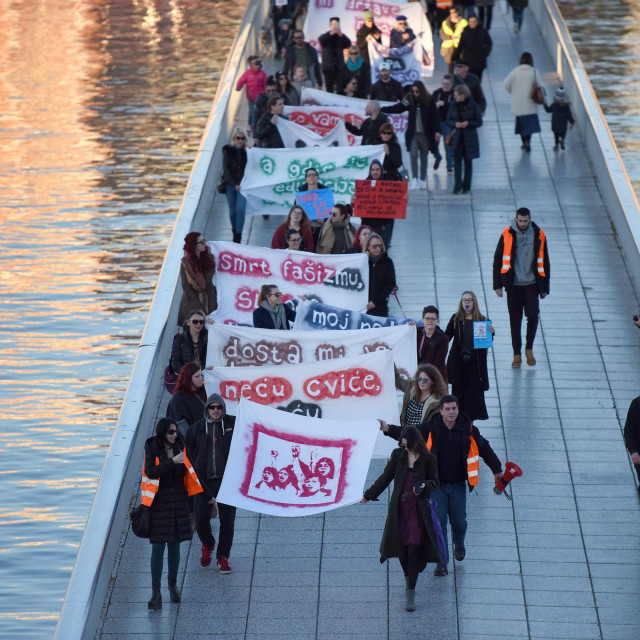 &lt;p&gt;Zadar, 080318.&lt;br&gt;
Prosvjedni mars gradjana i gradjanki povodom 8. ozujka, Medjunarodnog Dana zena u organizaciji Gradjanske inicijative. Prosvjedna povorka krenula je od Branimirove obale, preko gradskog mosta, pa do Narodnog trga.&lt;br&gt;