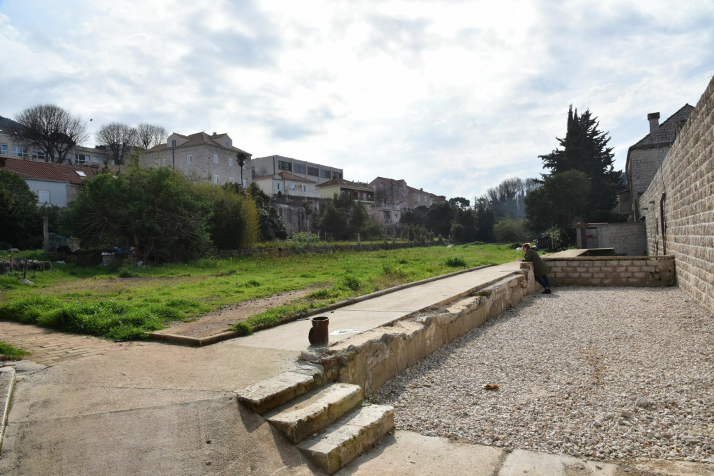 &lt;p&gt;U vlasništvu Vrtlara je zaštićeni povijesni vrt ljetnikovca Gundulić u Gružu, danas zapušten&lt;/p&gt;