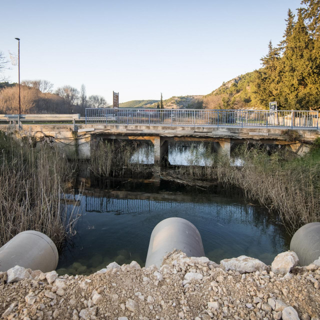 &lt;p&gt;Skradin, 120124. Izvodac radova COLAS zapoceo je radove na rekonstrukciji mosta preko kanala Rivina jaruga i izgradnji pjesacko-biciklisticke staze duzine 800 m do ulaza u NP Krka. U sklopu navedenih radova, izgradit ce se vodovodna i kanalizacijska mreza.