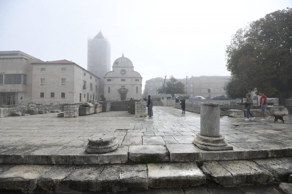 &lt;p&gt;Zadar, 301022.&lt;br&gt;
Zadar i okolica jutros u gustoj magli.&lt;br&gt;
Na fotografiji: detalj sa Poluotoka.&lt;br&gt;