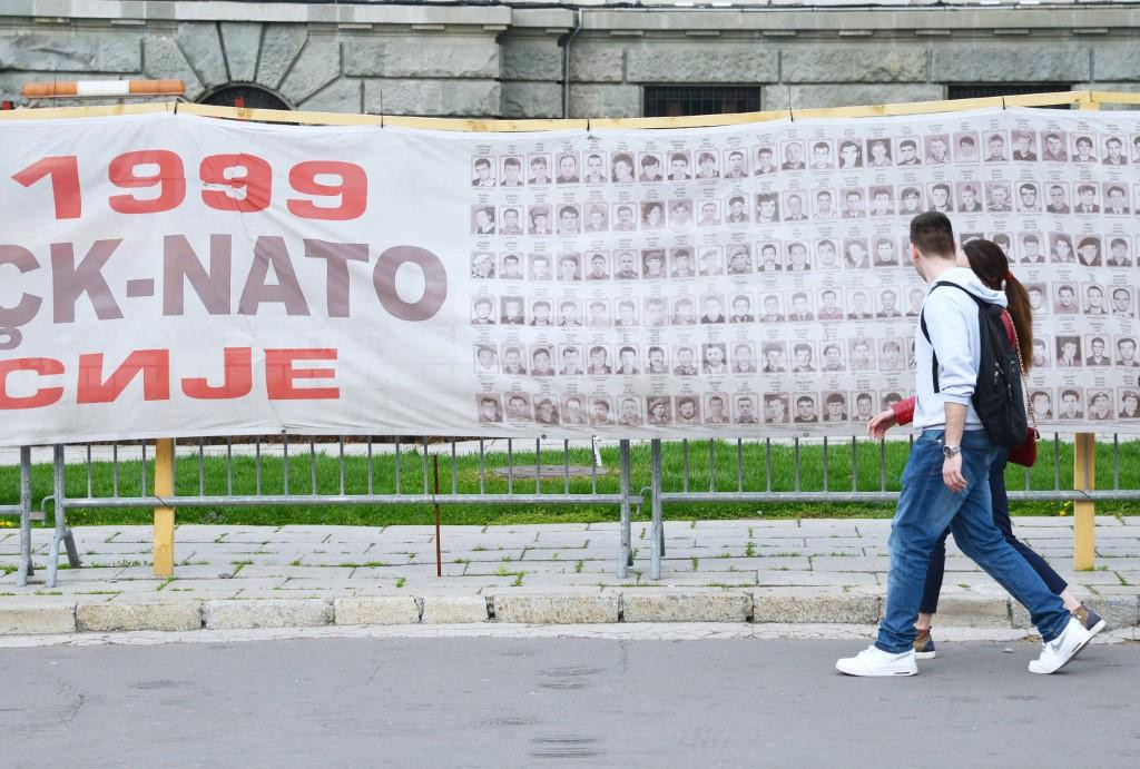 &lt;p&gt;Popis žrtava NATO bombardiranja 1999. na ulici u Beogradu 2017.&lt;/p&gt;