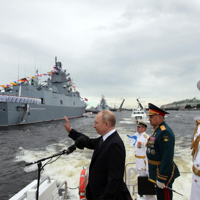 &lt;p&gt;Vladimir Putin i ministar obrane Sergej Šojgu sa zapovjednikom Ruske ratne mornarice admiralom Nikolajem Jevmenovim na paradi u St. Peterburgu u srpnju 2022.&lt;/p&gt;