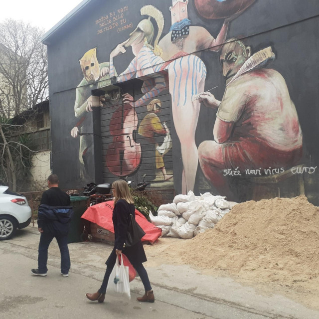 &lt;p&gt;Pred umjetničkim muralom u Plinarskoj redovito su hrpe građevinskog materijala i otpada na javnoj površini&lt;/p&gt;