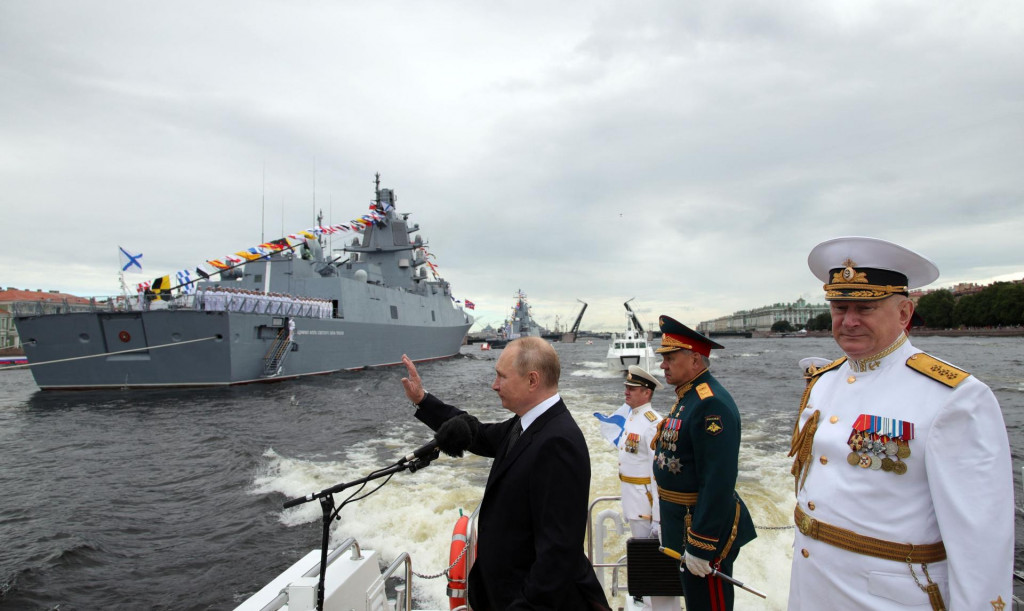 &lt;p&gt;Vladimir Putin i ministar obrane Sergej Šojgu sa zapovjednikom Ruske ratne mornarice admiralom Nikolajem Jevmenovim na paradi u St. Peterburgu u srpnju 2022.&lt;/p&gt;