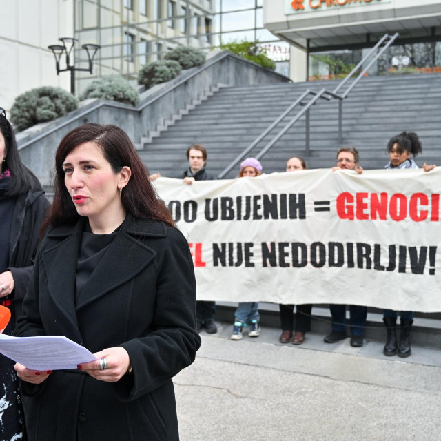 &lt;p&gt;Emina Bužinkić i Zrinka Golubić na prosvjedu u Zagrebu. Bužinkić je odbacila formulu dviju država - Izraela i Palestine. Postoji samo Palestina&lt;/p&gt;