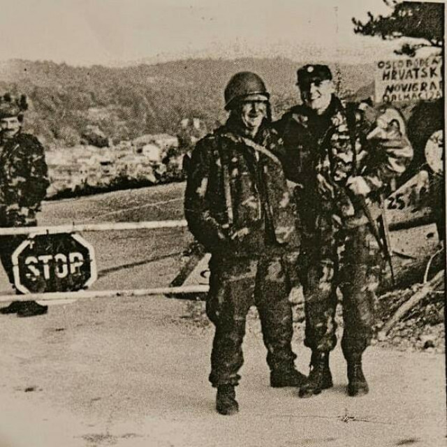 &lt;p&gt;Barba Tonko, lijevo, pred oslobodenim Novigradom 1993. godine&lt;/p&gt;