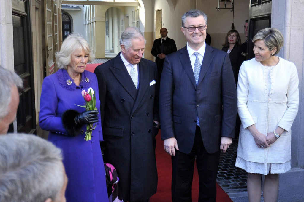 &lt;p&gt;Bivši premijer Tihomir Orešković sa suprugom Sanjom u društvu tadašnjeg princa Charlesa i supruge mu Camille&lt;/p&gt;