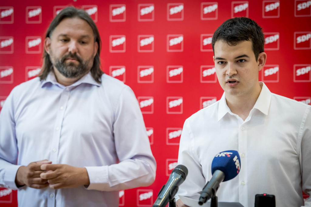 &lt;p&gt;Tonči Restović, predsjednik šibenskog SDP-a, i Ivan Slavica, gradski vijećnik te stranke Nikolina Vuković Stipaničev/Hanza Media&lt;/p&gt;