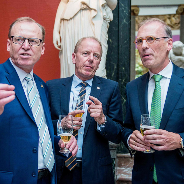 &lt;p&gt;Vodeći ljudi Carlsberga, Flemming Besenbacher (lijevo), Joergen Buhl Rasmussen (u sredini), Cees ‘t Hart (desno)&lt;/p&gt;

&lt;p&gt;AFP&lt;/p&gt;
