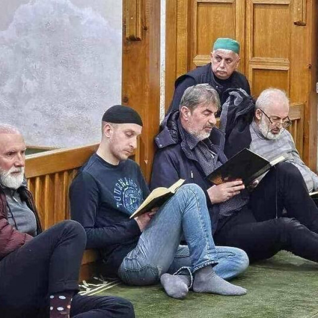 &lt;p&gt;Dino Merlin u Čekrekčijinoj džamiji u Sarajevu&lt;br&gt;
Facebook&lt;/p&gt;