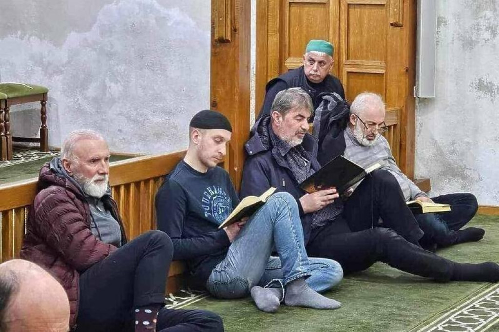 &lt;p&gt;Dino Merlin u Čekrekčijinoj džamiji u Sarajevu&lt;br&gt;
Facebook&lt;/p&gt;