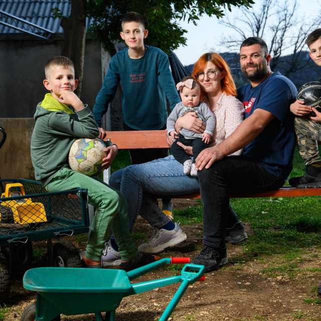&lt;p&gt;Mate i Jelena Kovačević s djecom Antom, Ilijom, Tomom, Pavlom i Vedranom&lt;/p&gt;