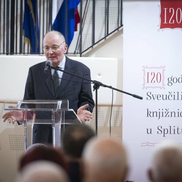 &lt;p&gt;Radoslav Tomić snimljen krajem 2023. u povodu proslave 120 godina Sveučilišne knjižnice u Splitu&lt;/p&gt;