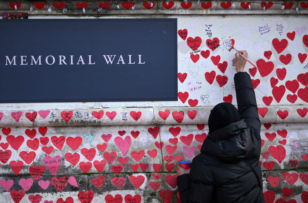 &lt;p&gt;U Londonu postoji i Nacionalni COVID zid sjećanja, s imenima žrtava korone&lt;/p&gt;