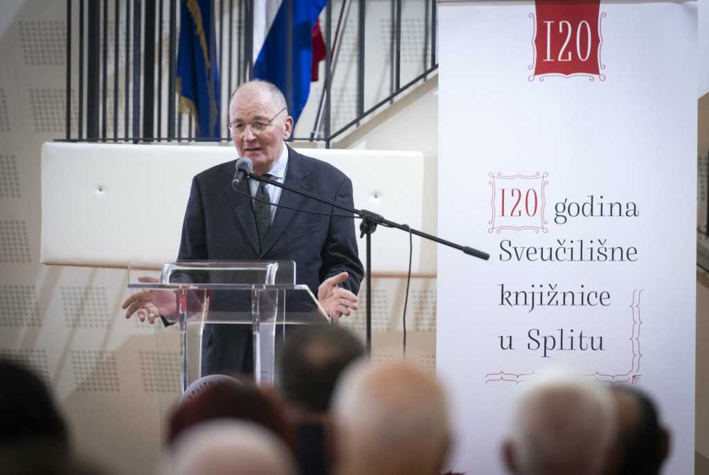 &lt;p&gt;Radoslav Tomić snimljen krajem 2023. u povodu proslave 120 godina Sveučilišne knjižnice u Splitu&lt;/p&gt;
