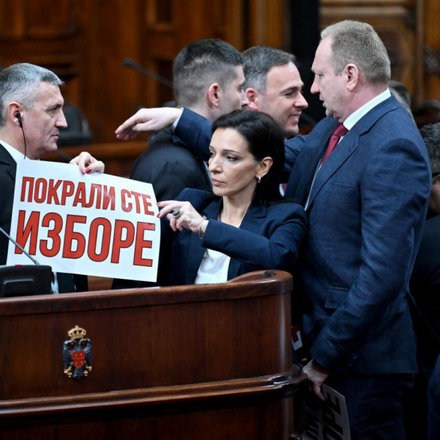 &lt;p&gt;Zastupnica u Skupštini Beograda Marinika Tepić drži natpis na kojem piše ”ukrali ste izbore”&lt;/p&gt;