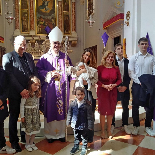 &lt;p&gt;Biskup Roko Glasnović krstio šesto dijete u obitelji Lale&lt;/p&gt;