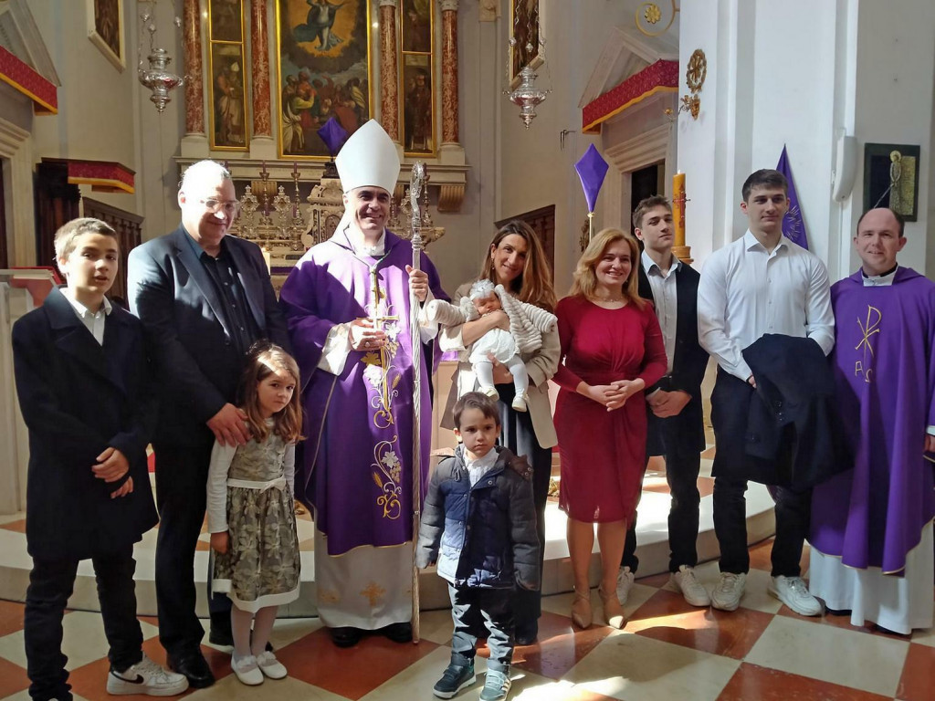 &lt;p&gt;Biskup Roko Glasnović krstio šesto dijete u obitelji Lale&lt;/p&gt;