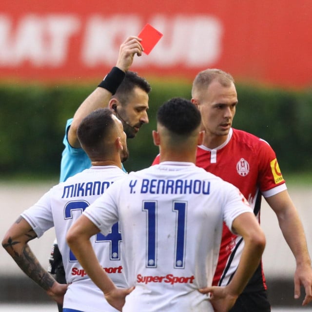 &lt;p&gt;Sudac Igor Pajač daje crveni karton Dinu Mikanoviću&lt;/p&gt;