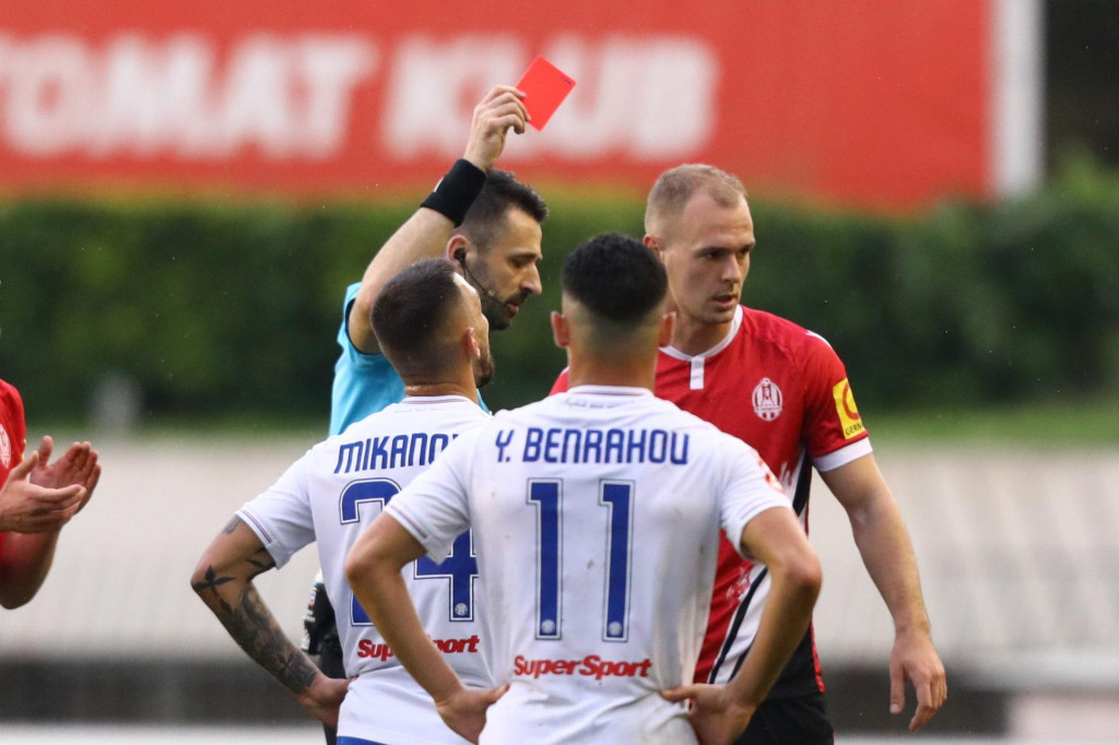 &lt;p&gt;Sudac Igor Pajač daje crveni karton Dinu Mikanoviću&lt;/p&gt;