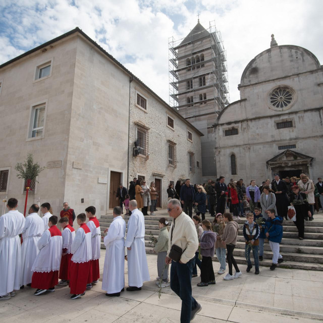 &lt;p&gt;Zadar, 240324.&lt;br&gt;
Zadarski nadbiskup msgr. Milan Zgrablic na blagdan Cvjetnice u crkvi Sv. Marije blagoslivljao je maslinove grancice nakon cega je predvodio procesiju do katedrale Sv. Stosije.&lt;br&gt;
Na fotografiji: procesija.&lt;br&gt;