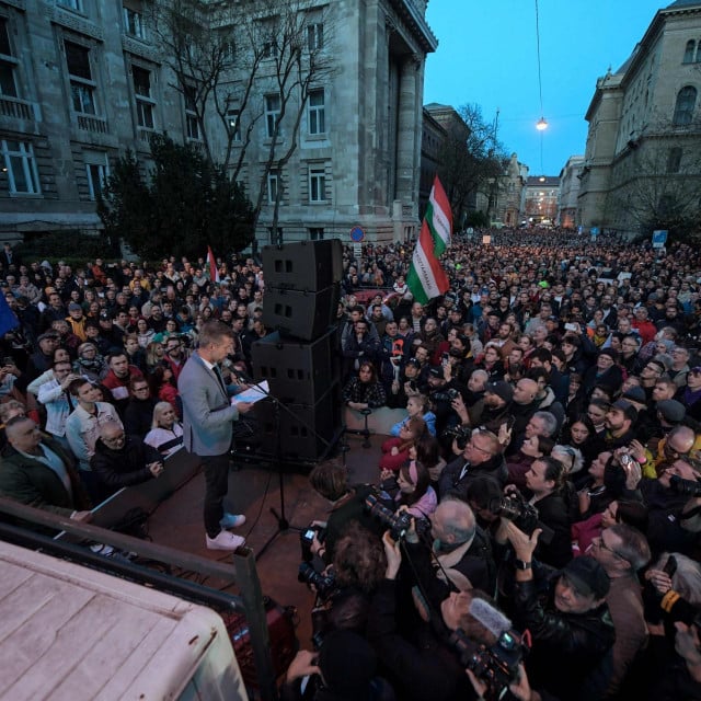 &lt;p&gt;Tisuće ljudi prosvjedovale su u utorak u Budimpešti u blizini parlamenta tražeći da glavni tužitelj i premijer Viktor Orban podnesu ostavke&lt;/p&gt;