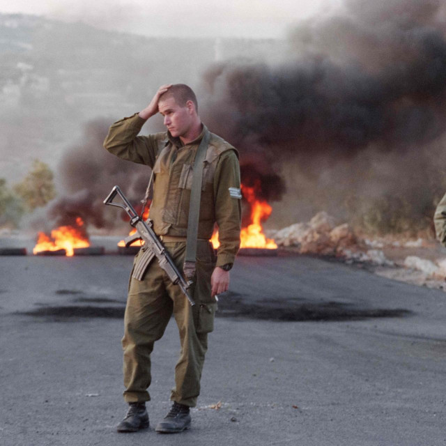 &lt;p&gt;Izraelski vojnici na cesti blokiranoj zapaljenim gumama koje su postavili židovski doseljenici kako bi blokirali pristup arapskom selu Zaviyah na Zapadnoj obali, 8. studenog 1993. godine&lt;/p&gt;