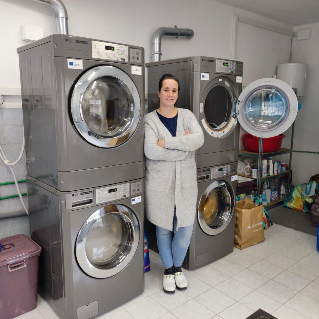 &lt;p&gt;Iva Rakić pored velikih perilica i sušilica rublja u svom prostoru, kod svoje kuće u ulici Ante Šantića u Šibeniku&lt;/p&gt;
