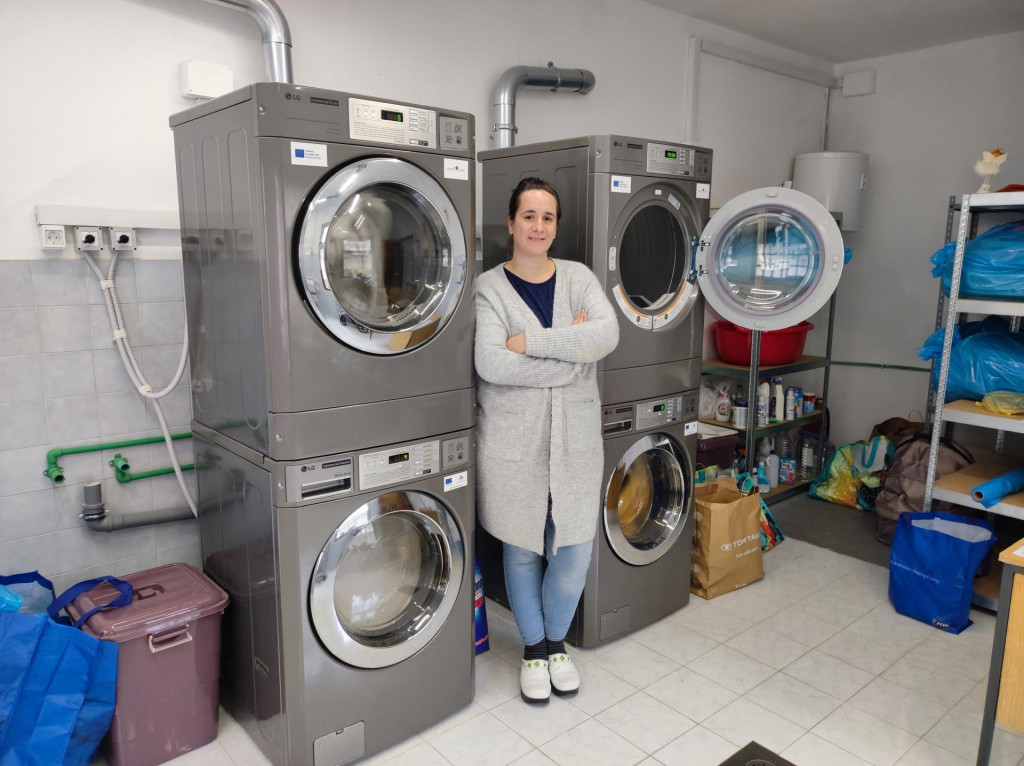 &lt;p&gt;Iva Rakić pored velikih perilica i sušilica rublja u svom prostoru, kod svoje kuće u ulici Ante Šantića u Šibeniku&lt;/p&gt;
