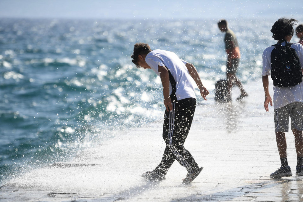 &lt;p&gt;Zadar, 080922.&lt;br&gt;
Turisti na zadarskoj rivi uzivaju u valovima i jakim juznim vjetrom.&lt;br&gt;