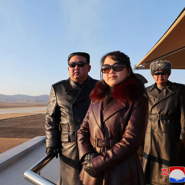 &lt;p&gt;Kim Jong Un i Ju Ae tijekom posjeta vojnom zrakoplovstvu&lt;/p&gt;