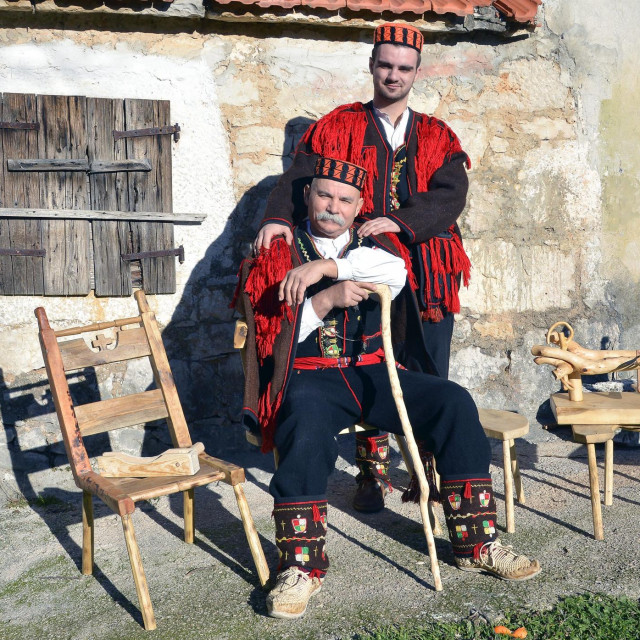 &lt;p&gt;&lt;br&gt;
Na fotografiji: Josip Buric (stoji) i Ivan Buric vrijedni clanovi KUU-a Zvona Zagore trude se odrzati stare narodne i izvorne dogadjaje i obicaje Mirlovic Zagore.&lt;br&gt;