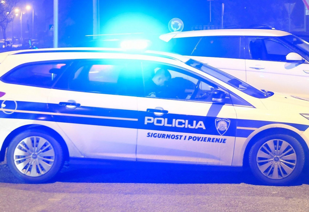 &lt;p&gt;Zagreb, 270120.&lt;br&gt;
U vecernjim satima na Barutanskom jarku u Maksimiru doslo je pucnjave. Razbojnik je propucao covjeka koji ga je zatekao u provali automobila marke Land Rover. Nakon potjere u kojoj je vatreno oruzje koristila i policija razbojnik je uhicen.&lt;br&gt;
Na fotografiji: policijski ocevid.&lt;br&gt;