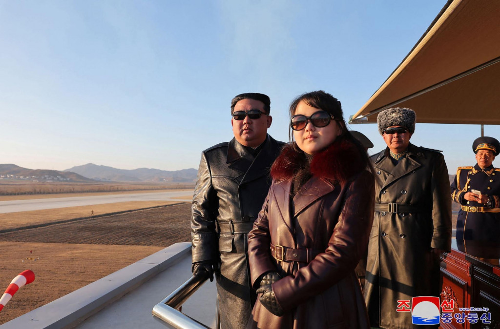 &lt;p&gt;Kim Jong Un i Ju Ae tijekom posjeta vojnom zrakoplovstvu&lt;/p&gt;